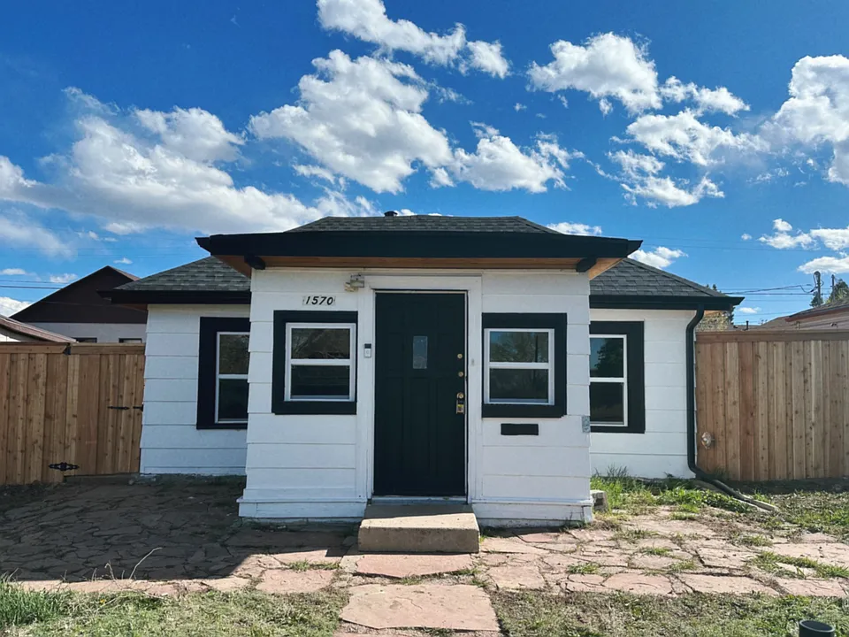 1570 W Alaska Pl