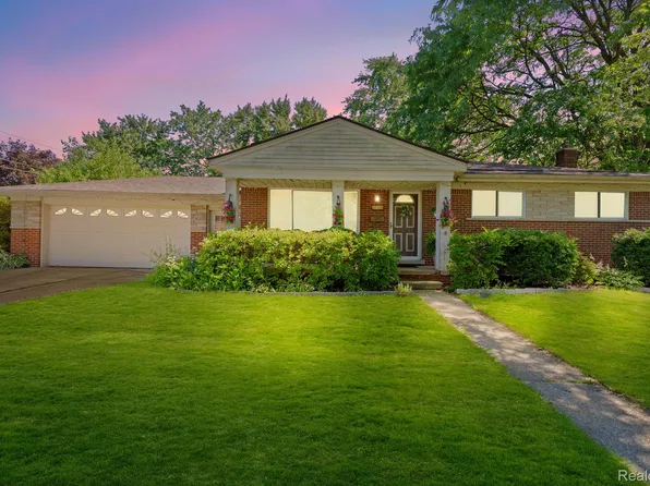 27116 Pembroke Dr, Warren, MI 48092