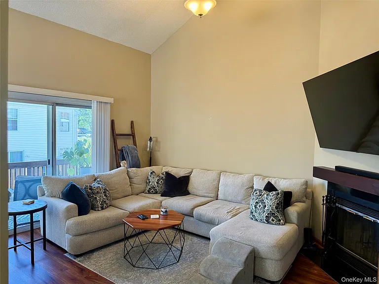 4013 Whispering Hls — Photo 4