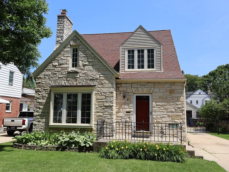 6028 N Lydell Ave — Photo 1