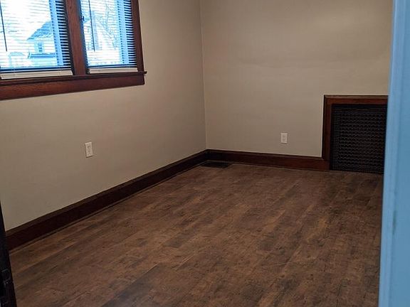 5th image of 213 E Baird Ave