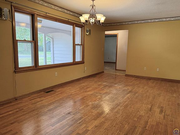5th image of 611 Main St