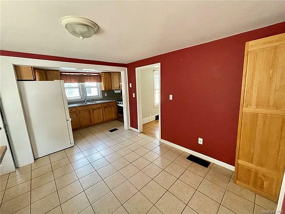 3rd image of 21 Maple Ave