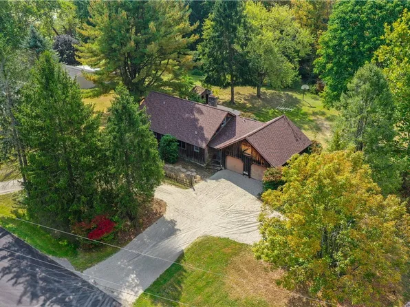 8388 Garfield Dr, Garrettsville, OH 44231