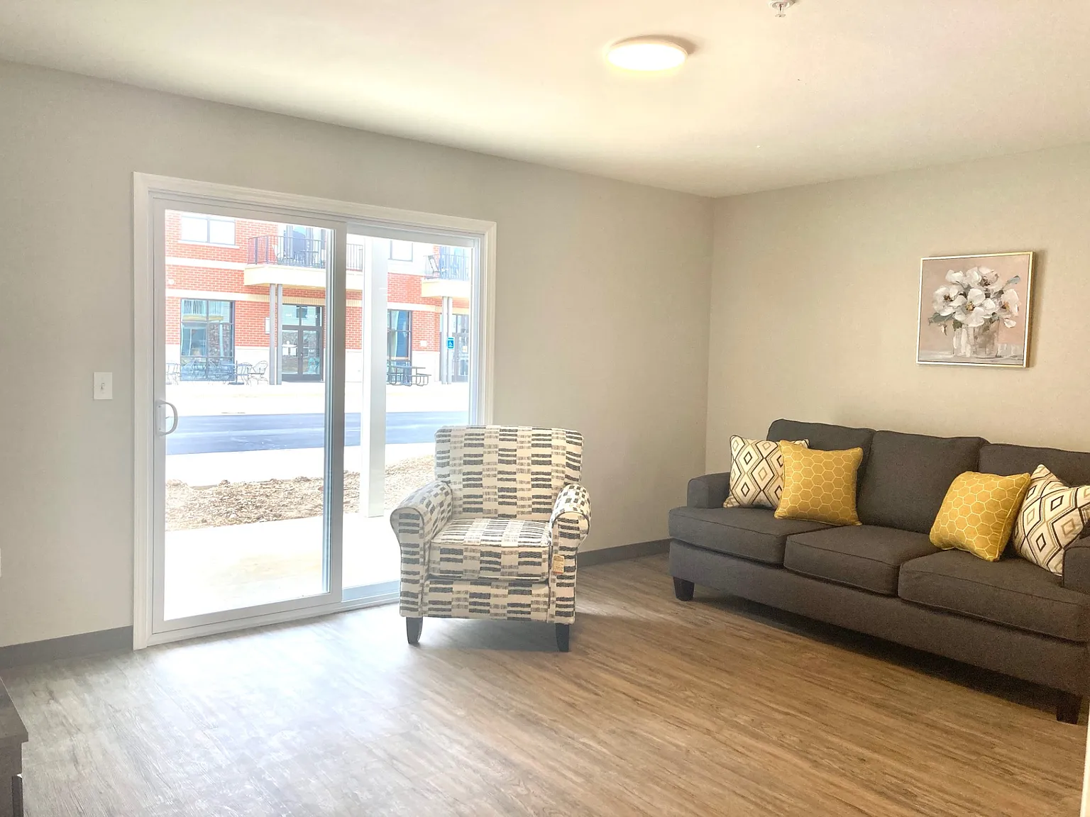 2 bed, 1.0 bath, $1,065 — Photo 3