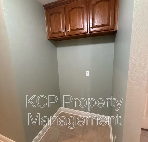 2109 Barrington Dr — Photo 9