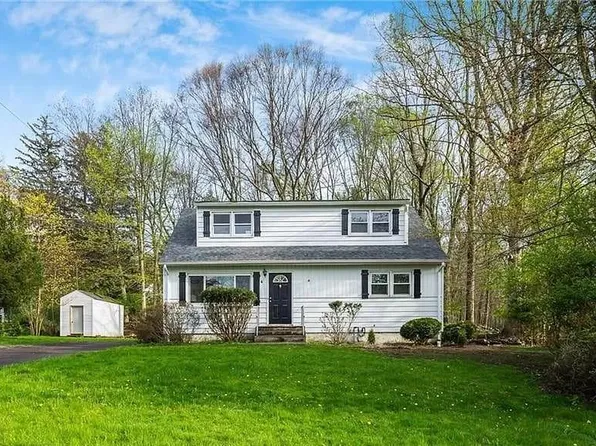 5 Lillian Drive, Chestnut Ridge, NY 10977