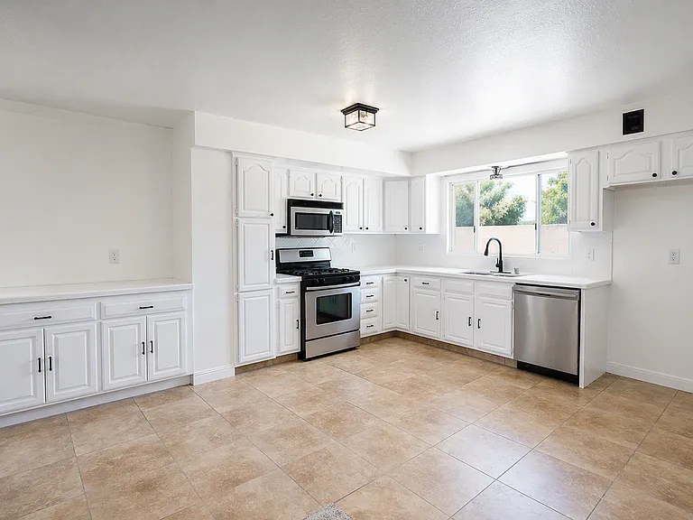 719 Esther Way — Photo 8