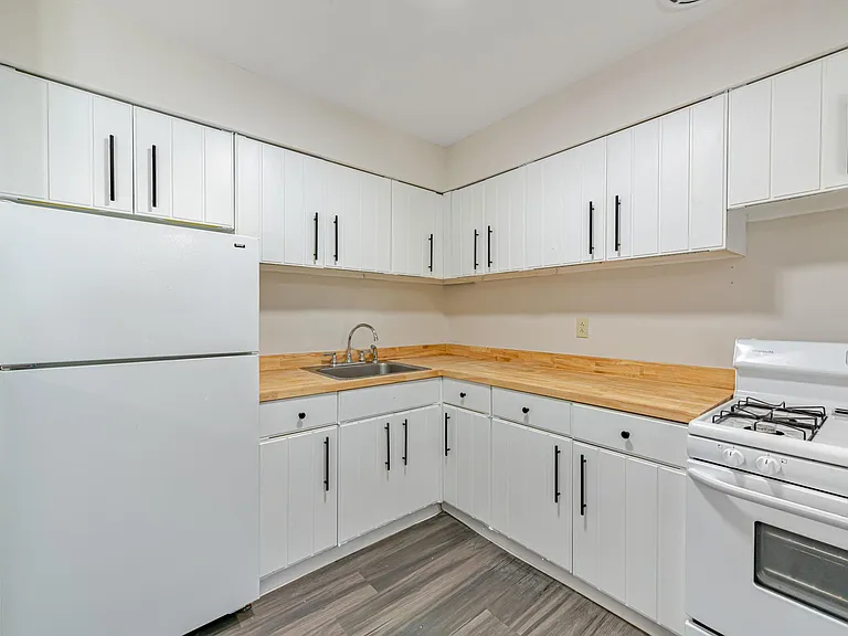 Brooklane Manor Apartments — Photo 8