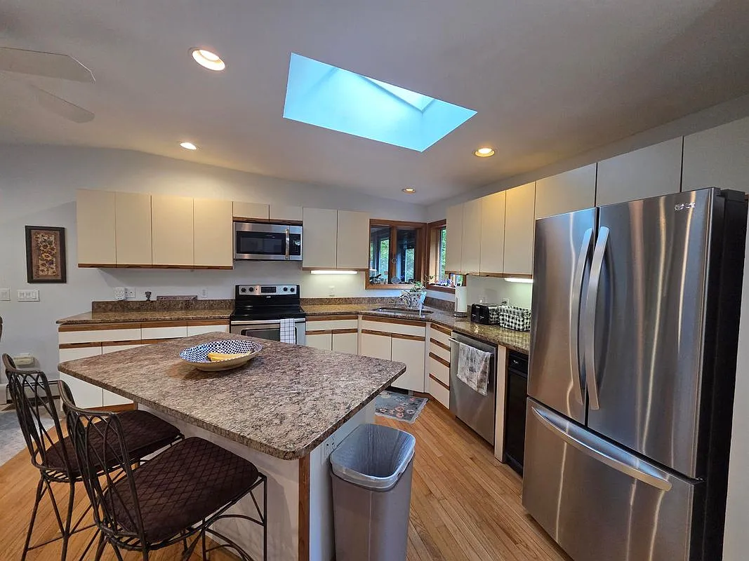 3 bed, 2.0 bath, 2972 sqft, $19,500 — Photo 4