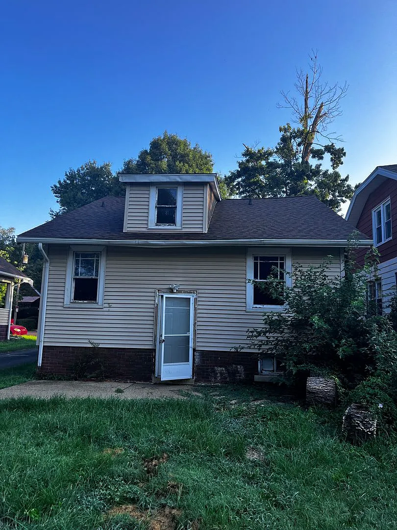 818 McClure — Photo 2