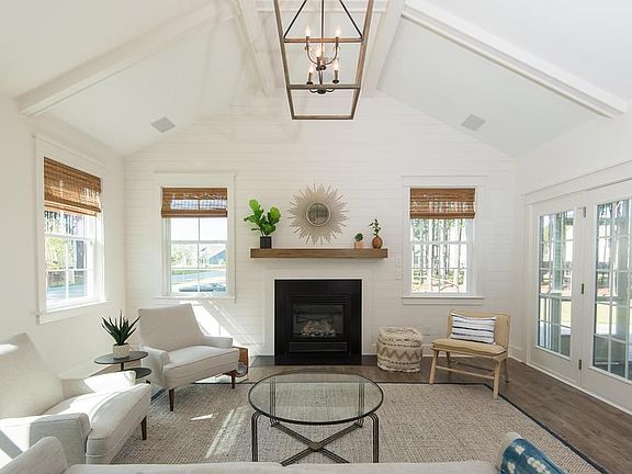 PHOTOS OF A SIMILAR HOME