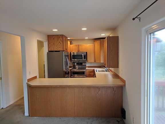 Open kitchen, fun to cook in, entertain and serve on counter