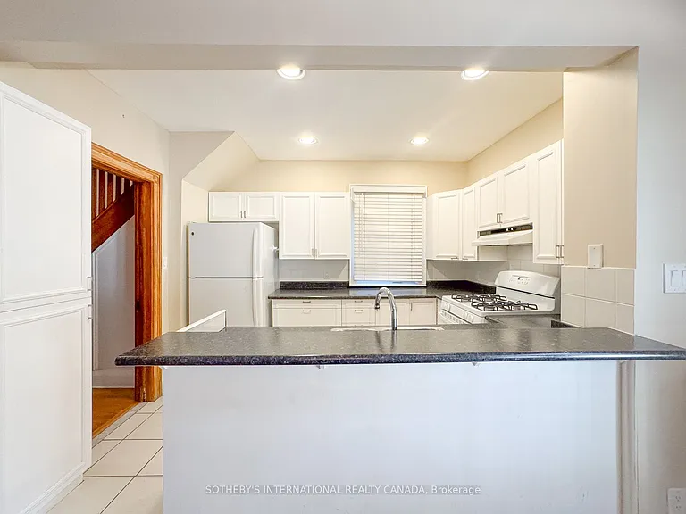 48 Lawrence Ave W — Photo 10