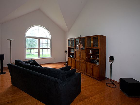 Liv. room with cath ceiling