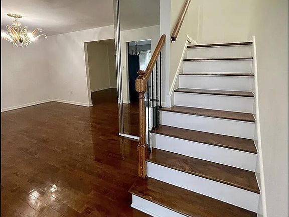 3rd image of 7 Dogwood Ct