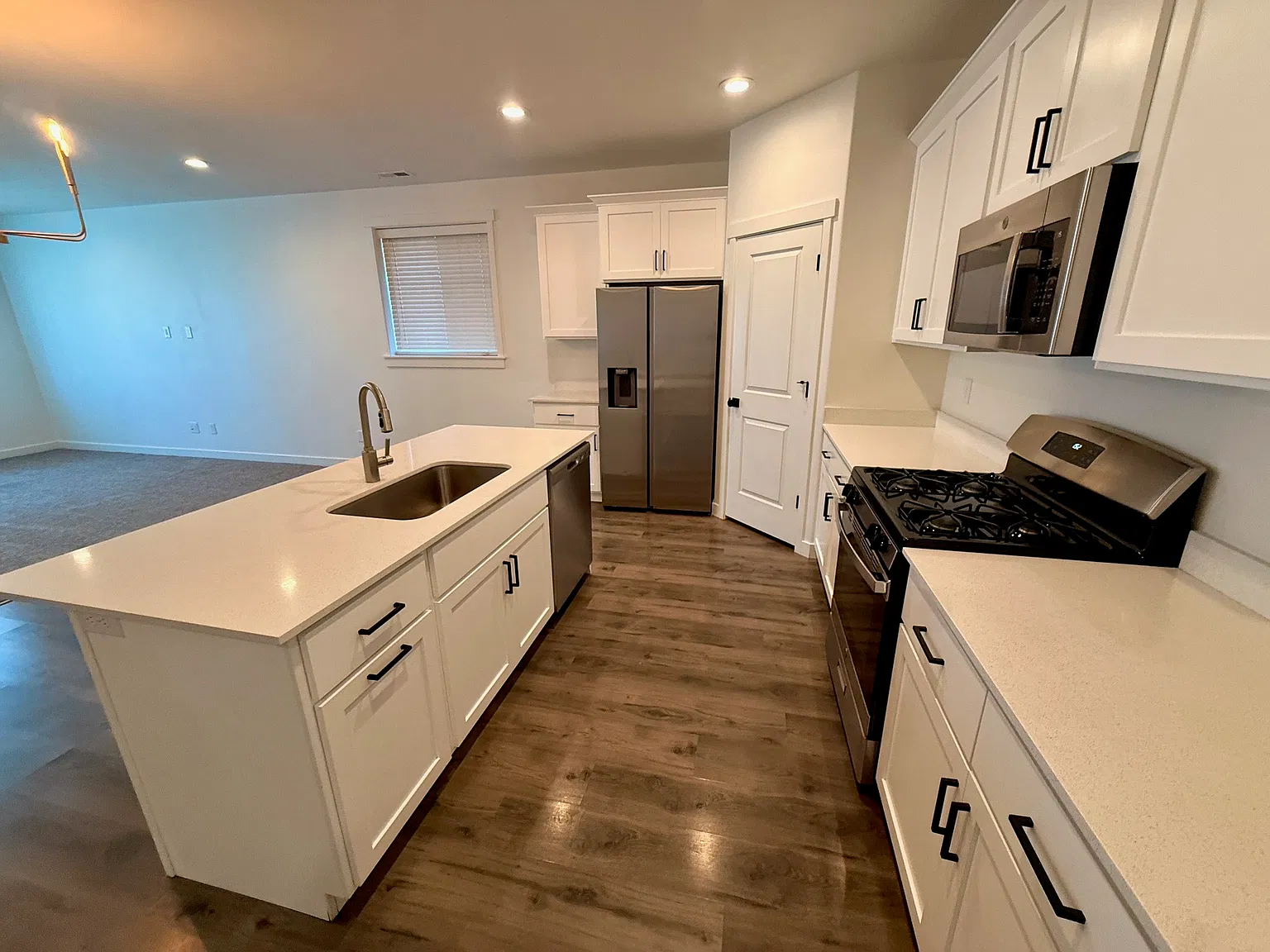 3 bed, 2.5 bath, 1680 sqft, $2,200 — Photo 3