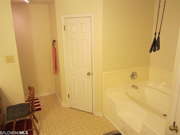 5th image of 209 Sylvania Ln