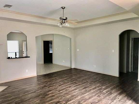 4th image of 145 Cove Cir