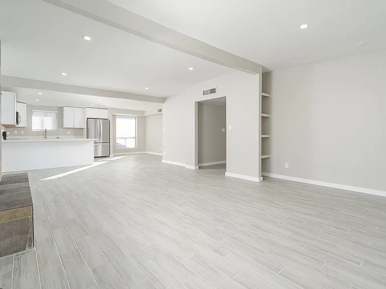 5010 W Beverly Ln — Photo 4