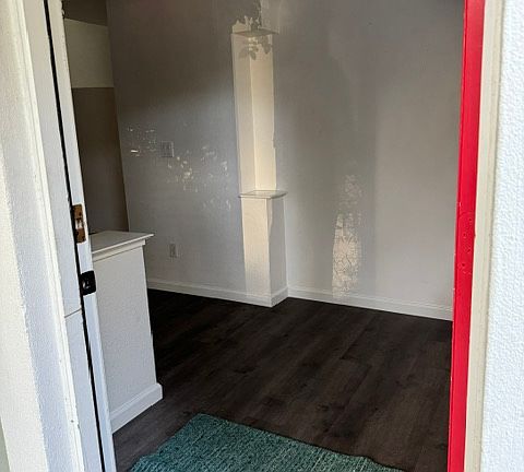 3rd image of 405 Village Cir