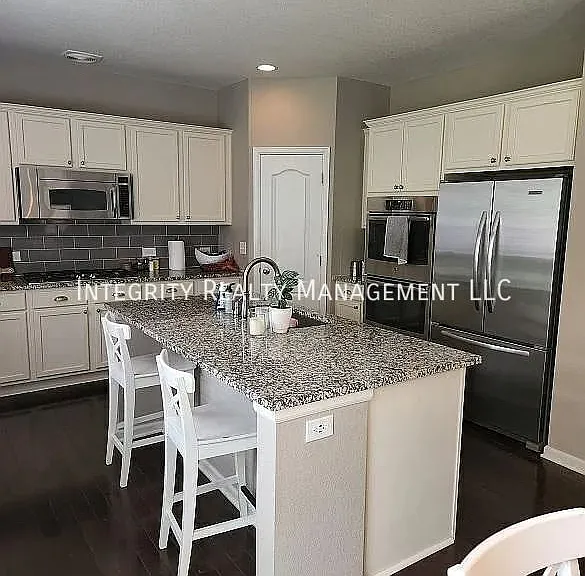 692 Jarvis Dr — Photo 3