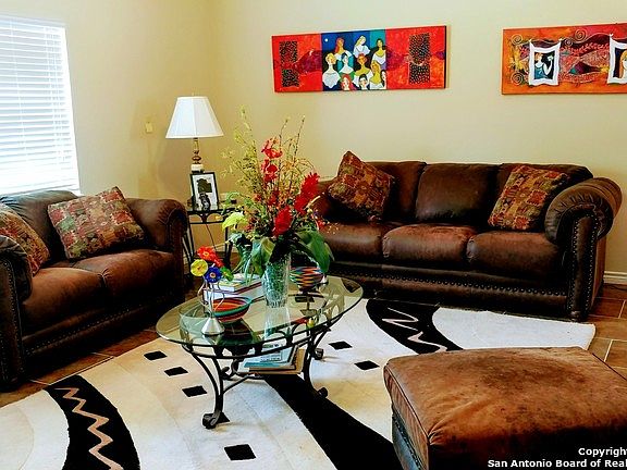 4th image of 1030 Agarita Dr