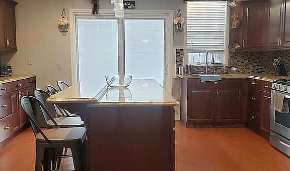2nd image of 468 Hinsdale St