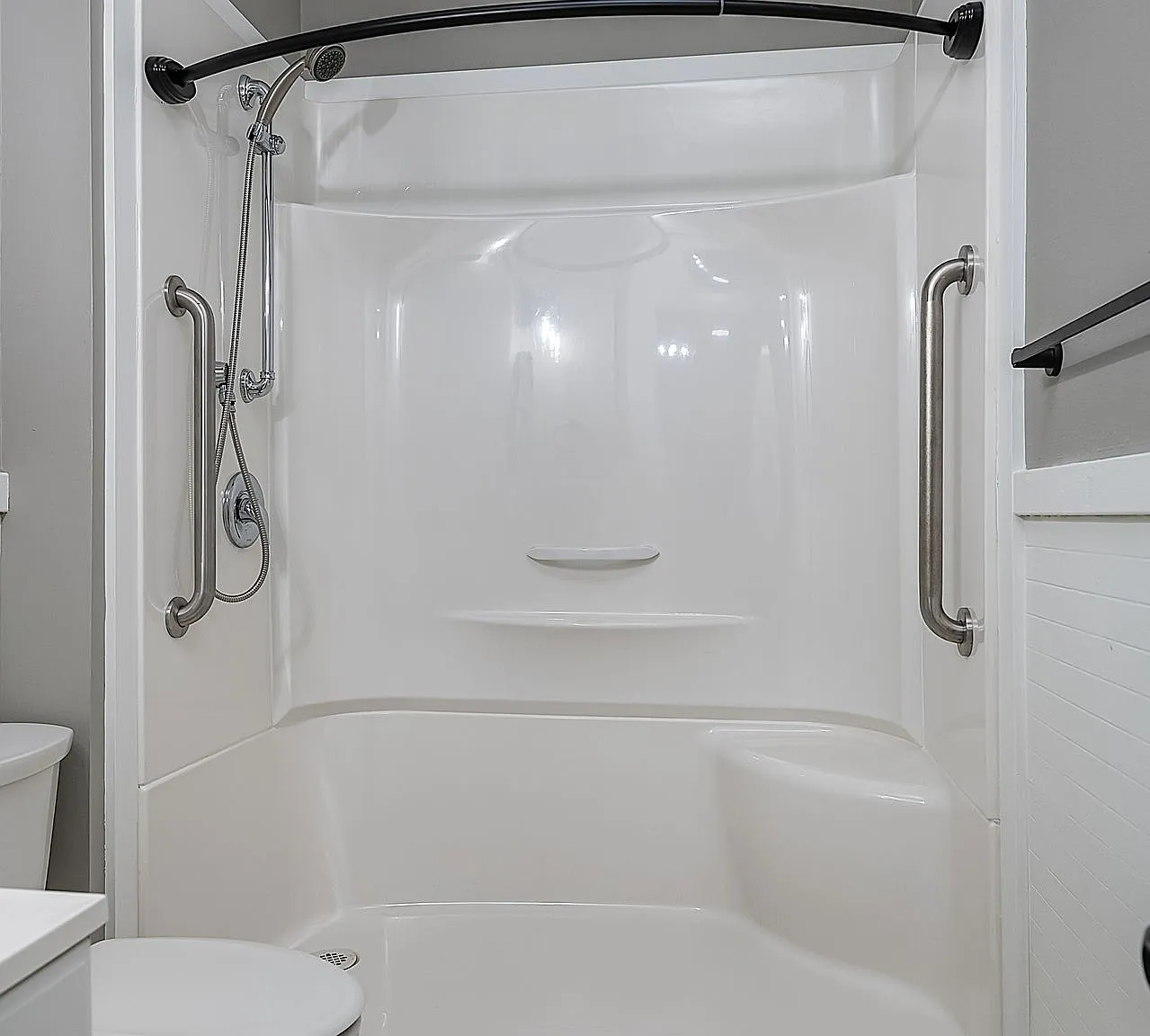 Elegant Renovation! HUGE 1 Bed 1 Bath Available Now! — Photo 4