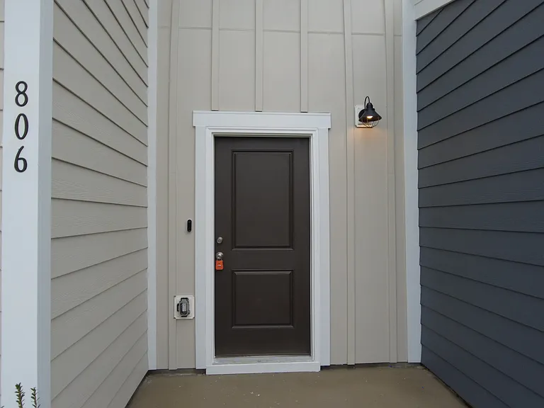 806 McKenzie Park Ter — Photo 4