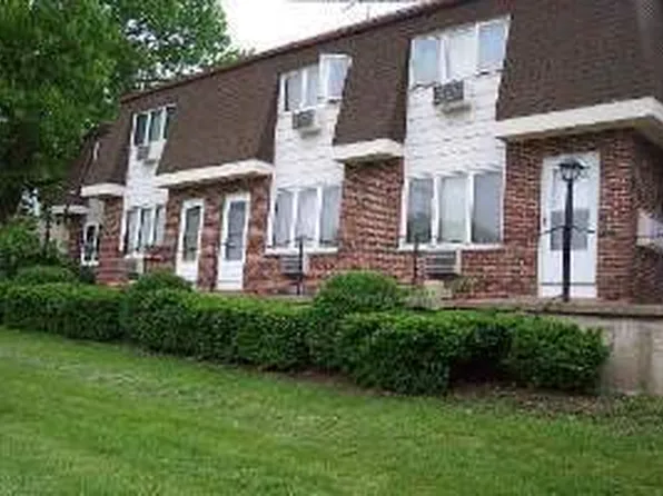 450 Lake Ave APT 2, Woodstock, IL 60098