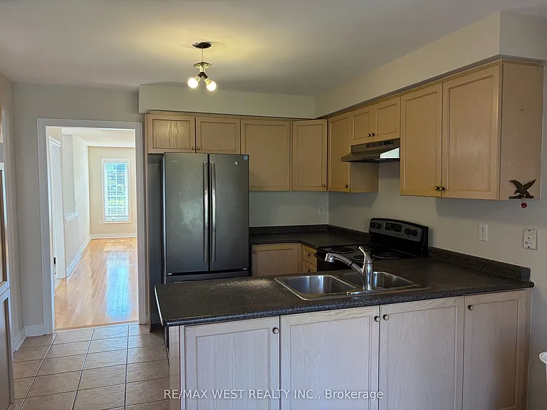 63 Munro Cir — Photo 2