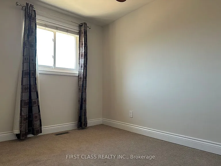 28 Collins Cres #UPPER — Photo 10