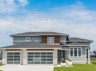 708 NW Reinhart Dr, Ankeny, IA 50023