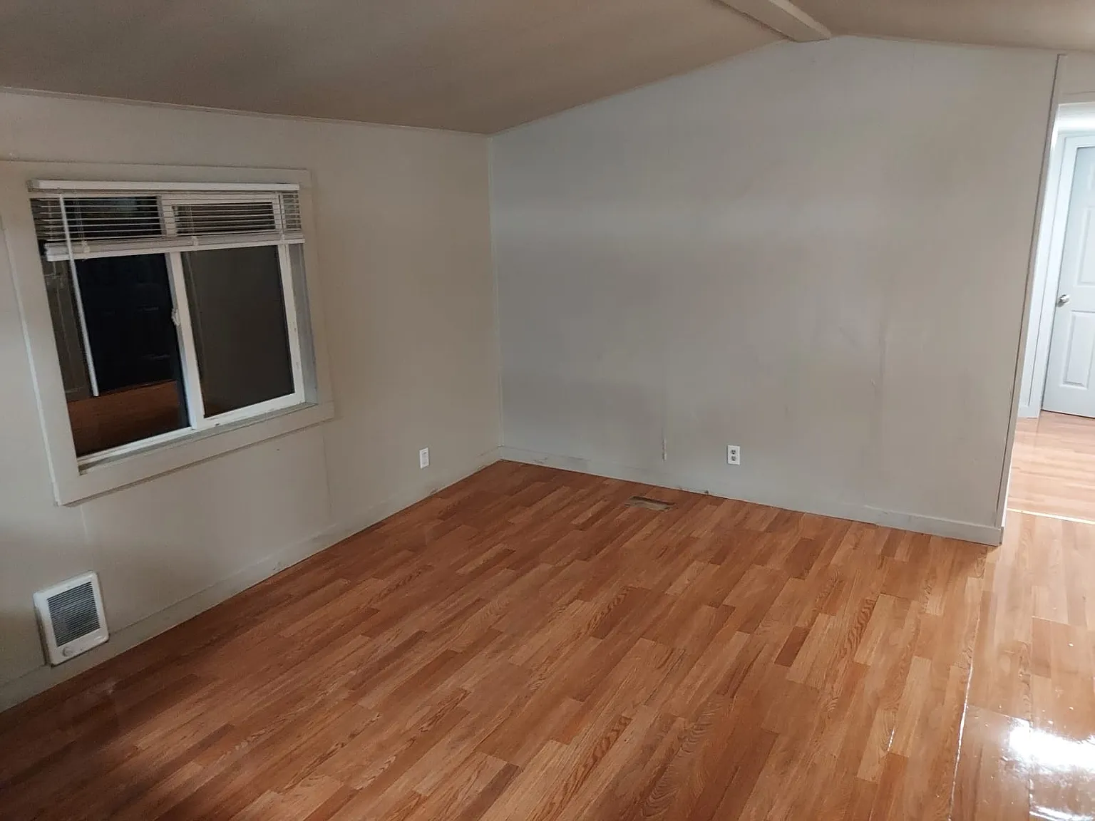 3 bed, 1.5 bath, 924 sqft, $1,799 — Photo 2