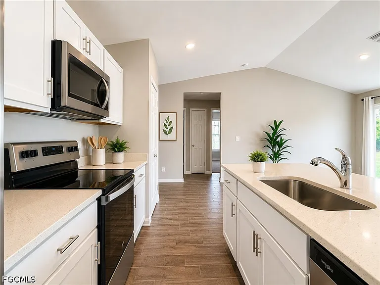 2728 NE 5th Place Cpe — Photo 11