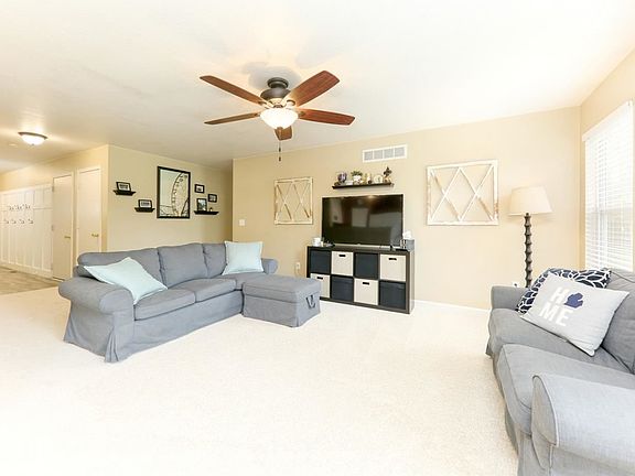 2nd image of 925 Primrose Ln