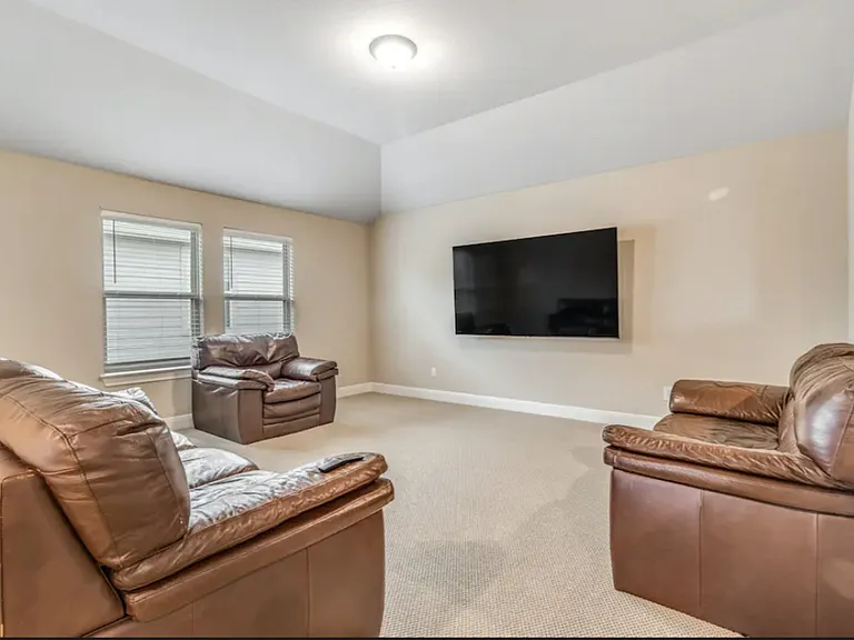 Birkshire Dr — Photo 32