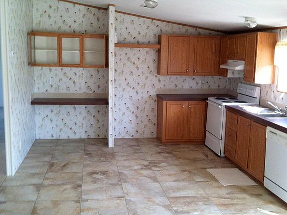 3rd image of 3704 Silver Lake Dr