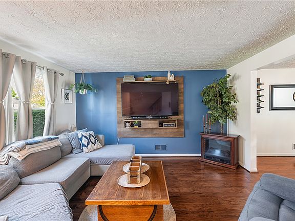 3rd image of 6 S Estate Dr
