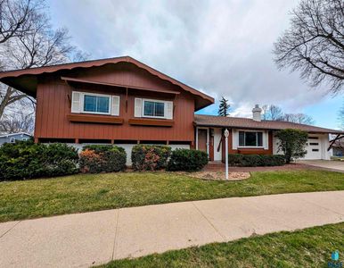813 E 38th St, Sioux Falls, SD, 57105