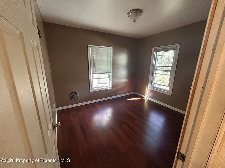 945 Woodlawn St — Photo 8