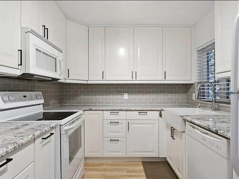 447 N Phelps Ave — Photo 7