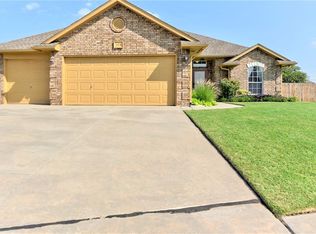 205 SW 27th St, Moore, OK 73160