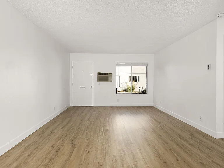 Valle at 9121 Kenwood — Photo 6