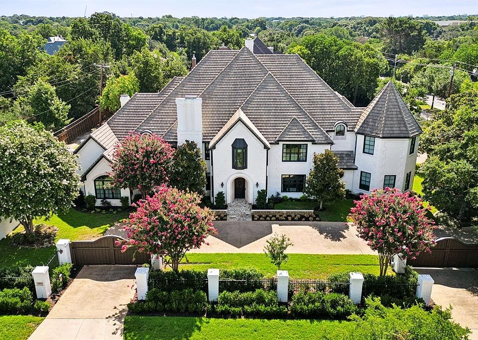 View of front Estate featuring a privacy gate and garden with circle drive