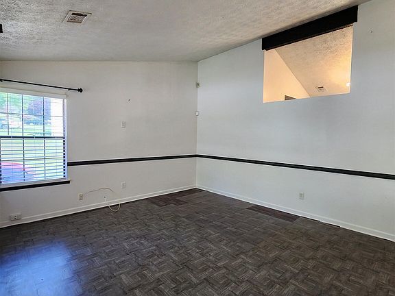 4th image of 205 Chase Woods Cir