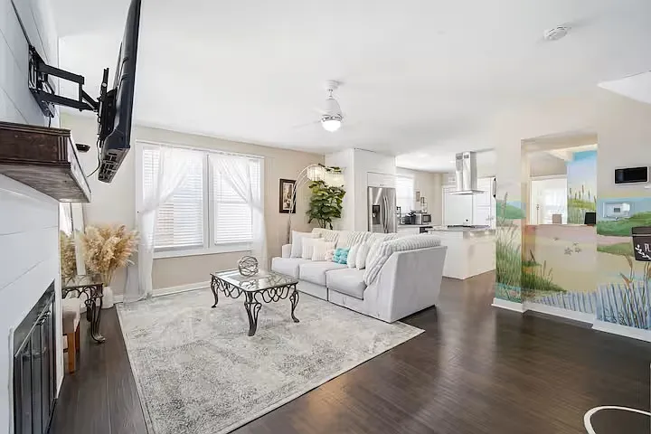 4 bed, $2,500 — Photo 3