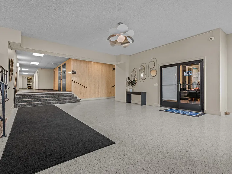 Carlyle Tower Apartments - Southfield, MI — Photo 30