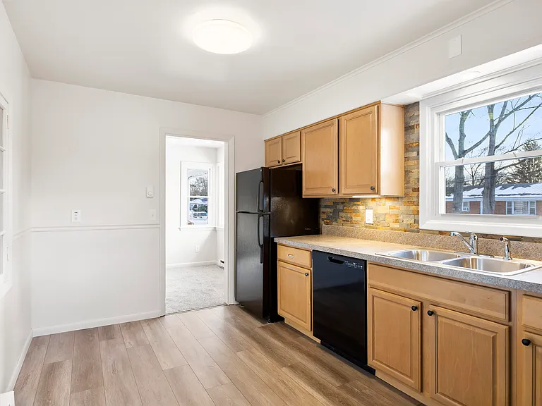 8 Warwick Ave #A — Photo 15